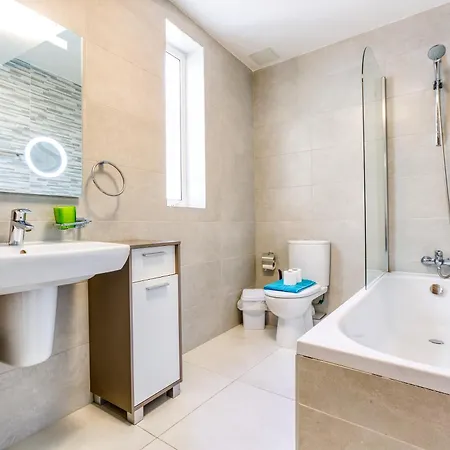 Sunny 2br Penthouse With Spacious Rooftop Terrace By 360 Estates * San Gwann