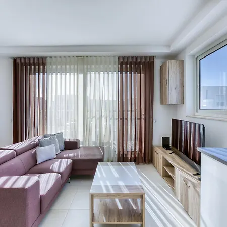 Sunny 2br Penthouse With Spacious Rooftop Terrace By 360 Estates Apartment San Gwann