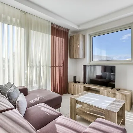 Sunny 2br Penthouse With Spacious Rooftop Terrace By 360 Estates * San Ġwann