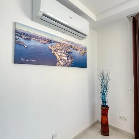 Sunny 2br Penthouse With Spacious Rooftop Terrace By 360 Estates * San Ġwann