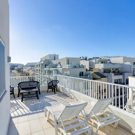 Sunny 2br Penthouse With Spacious Rooftop Terrace By 360 Estates * San Gwann
