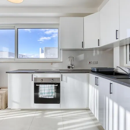 Sunny 2br Penthouse With Spacious Rooftop Terrace By 360 Estates
