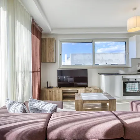 Sunny 2br Penthouse With Spacious Rooftop Terrace By 360 Estates San Ġwann