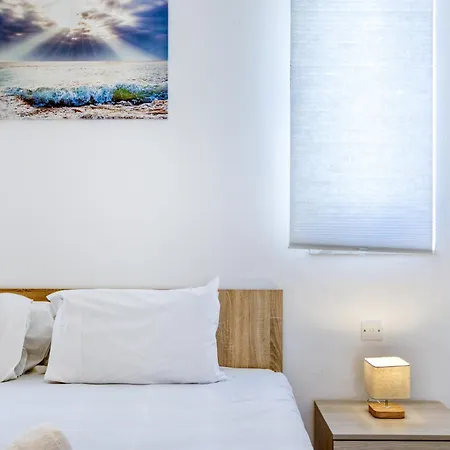 Sunny 2br Penthouse With Spacious Rooftop Terrace By 360 Estates *