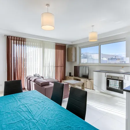 Sunny 2br Penthouse With Spacious Rooftop Terrace By 360 Estates * San Ġwann