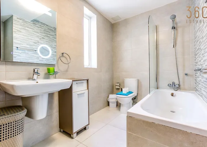 Sunny 2br Penthouse With Spacious Rooftop Terrace By 360 Estates * San Ġwann