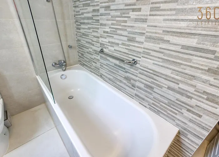 Sunny 2br Penthouse With Spacious Rooftop Terrace By 360 Estates Apartament