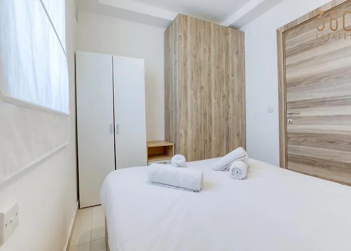 Apartament Sunny 2br Penthouse With Spacious Rooftop Terrace By 360 Estates San Ġwann