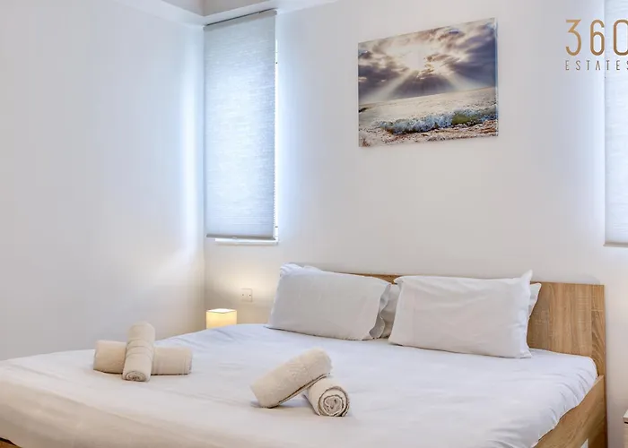 Sunny 2br Penthouse With Spacious Rooftop Terrace By 360 Estates * San Ġwann