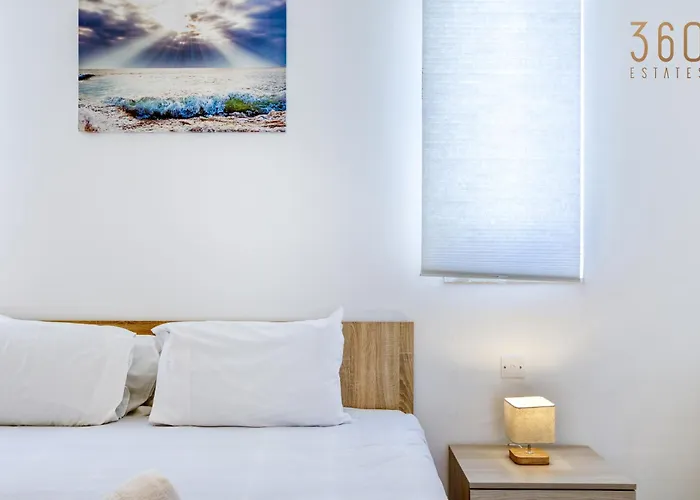 Sunny 2br Penthouse With Spacious Rooftop Terrace By 360 Estates *