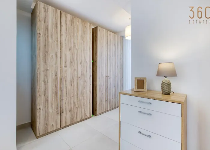 Sunny 2br Penthouse With Spacious Rooftop Terrace By 360 Estates