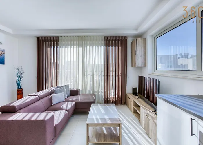 Sunny 2br Penthouse With Spacious Rooftop Terrace By 360 Estates Apartament San Ġwann