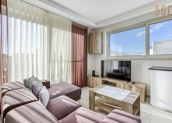 Sunny 2br Penthouse With Spacious Rooftop Terrace By 360 Estates * San Ġwann