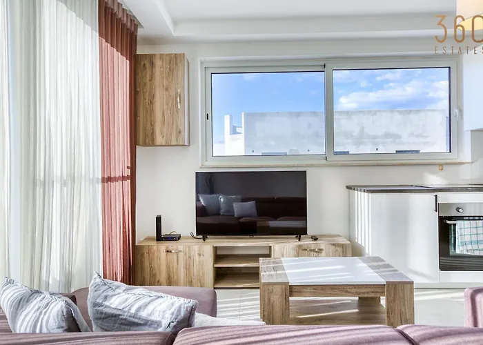 Sunny 2br Penthouse With Spacious Rooftop Terrace By 360 Estates Apartament San Ġwann