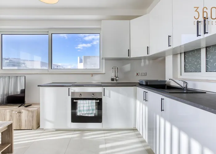 Sunny 2br Penthouse With Spacious Rooftop Terrace By 360 Estates
