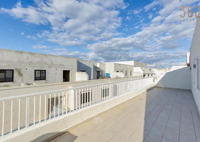 Apartament Sunny 2br Penthouse With Spacious Rooftop Terrace By 360 Estates San Ġwann
