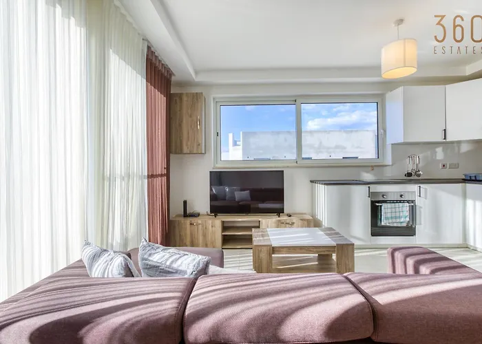 Sunny 2br Penthouse With Spacious Rooftop Terrace By 360 Estates San Ġwann